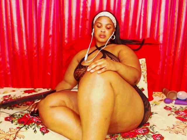 DivineBootyxxx webcam