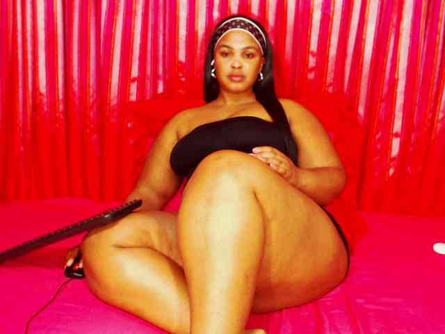 DivineBootyxxx webcam