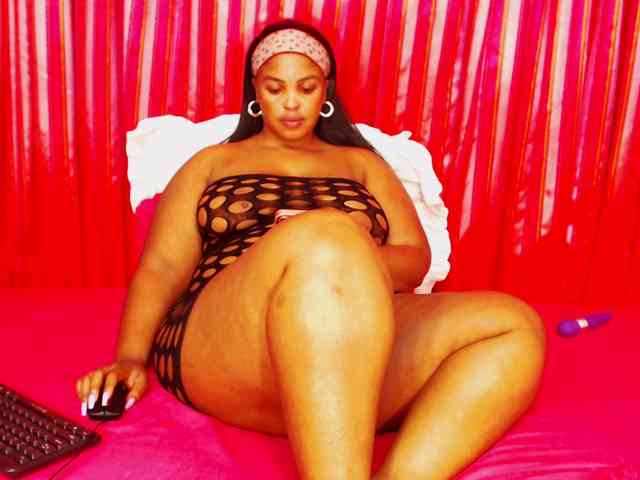 DivineBootyxxx webcam