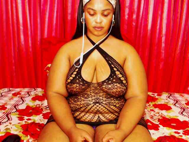 DivineBootyxxx webcam