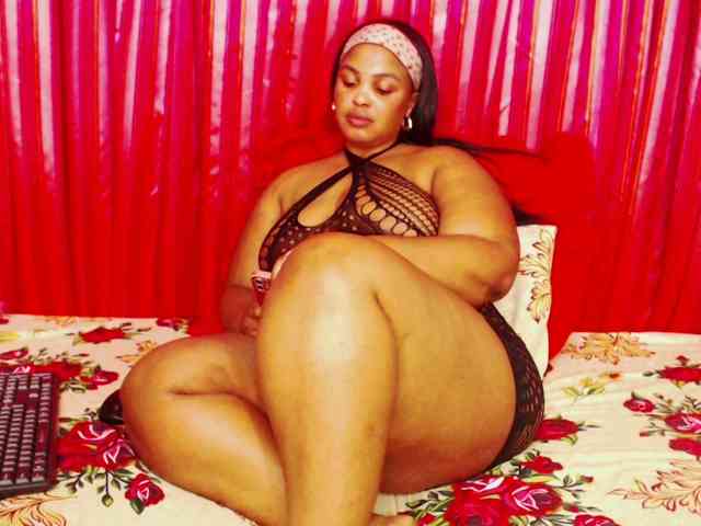 DivineBootyxxx webcam