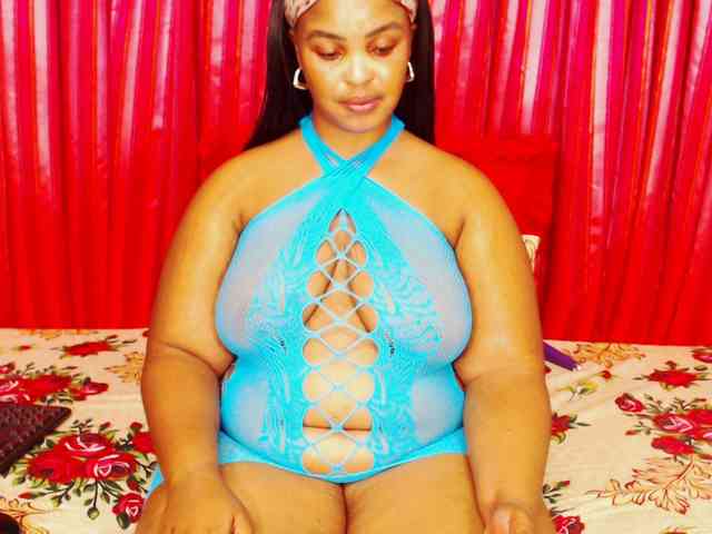 DivineBootyxxx webcam