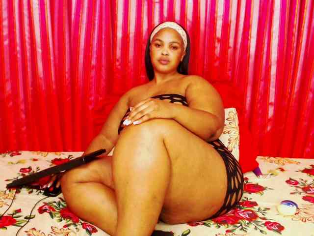DivineBootyxxx webcam