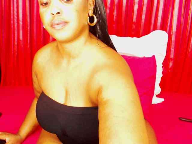 DivineBootyxxx webcam