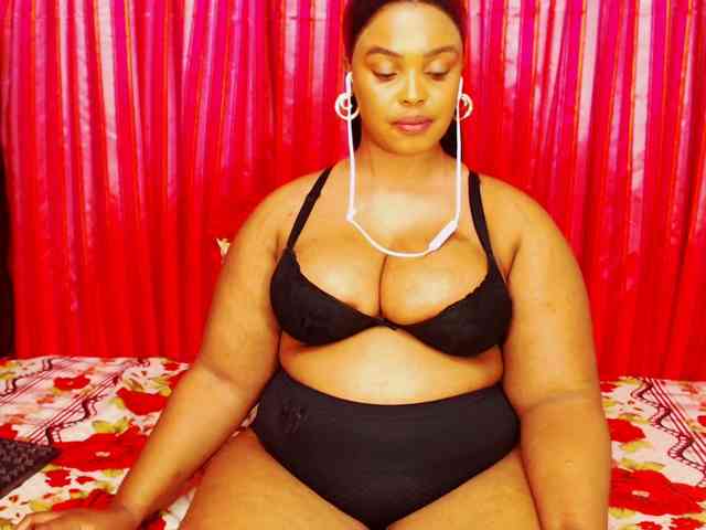 DivineBootyxxx webcam