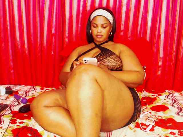 DivineBootyxxx webcam