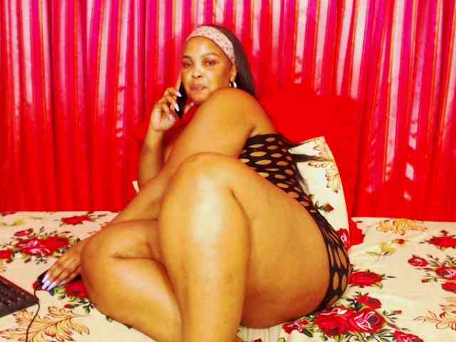 DivineBootyxxx webcam