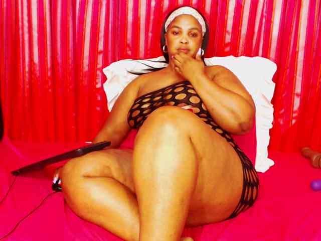 DivineBootyxxx webcam