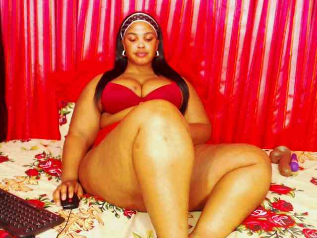 DivineBootyxxx webcam