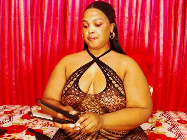 DivineBootyxxx webcam