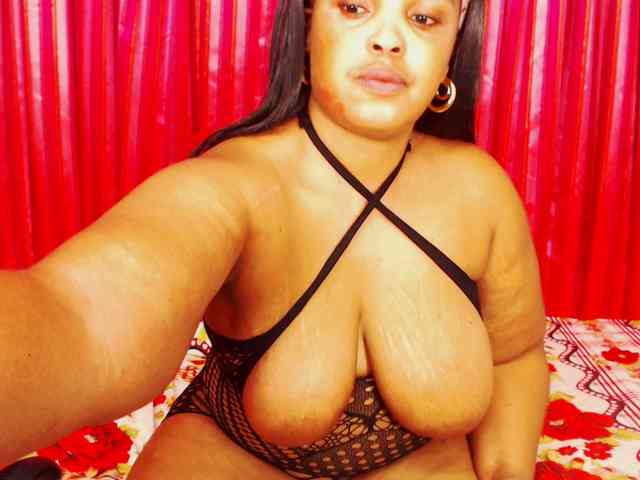 DivineBootyxxx webcam