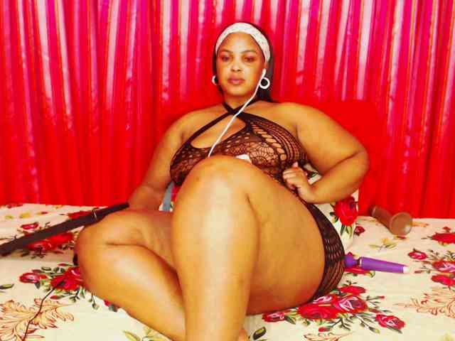 DivineBootyxxx Live Webcam on BongaCams