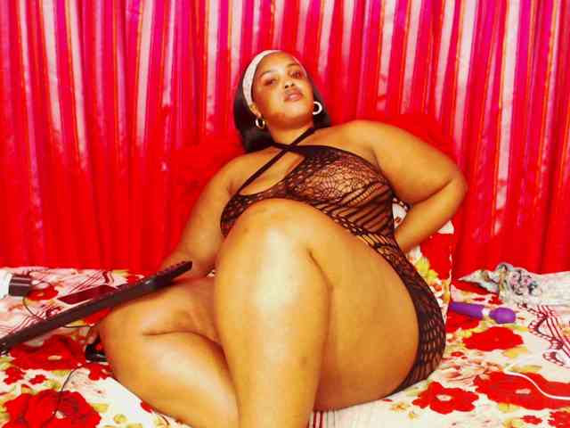DivineBootyxxx webcam