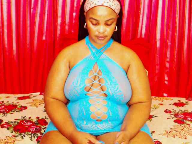 DivineBootyxxx webcam