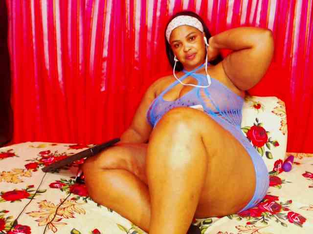DivineBootyxxx webcam