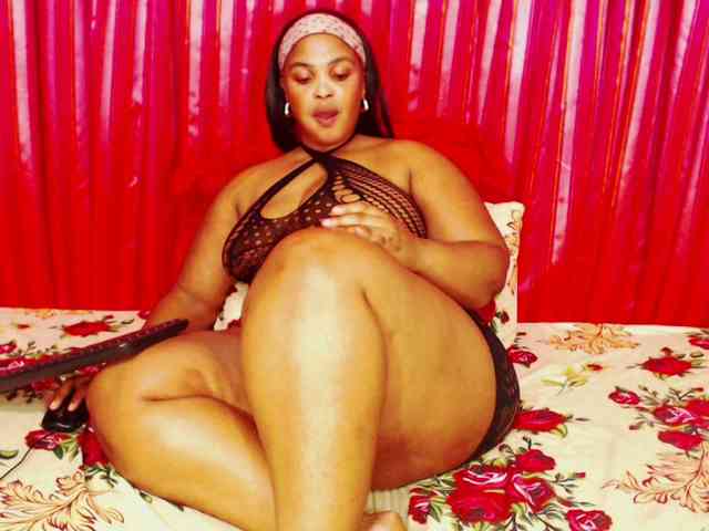 DivineBootyxxx webcam