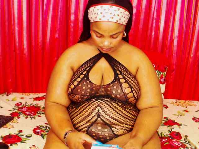 DivineBootyxxx webcam