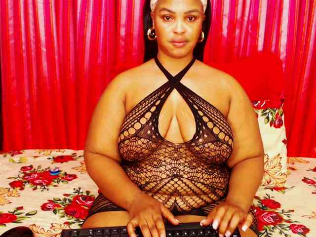 DivineBootyxxx webcam