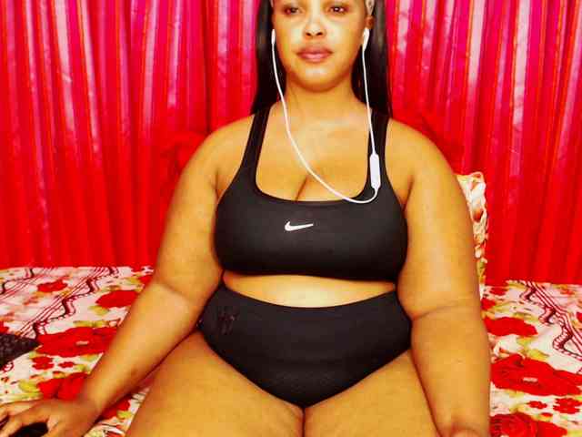 DivineBootyxxx webcam
