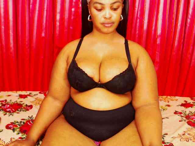 DivineBootyxxx webcam