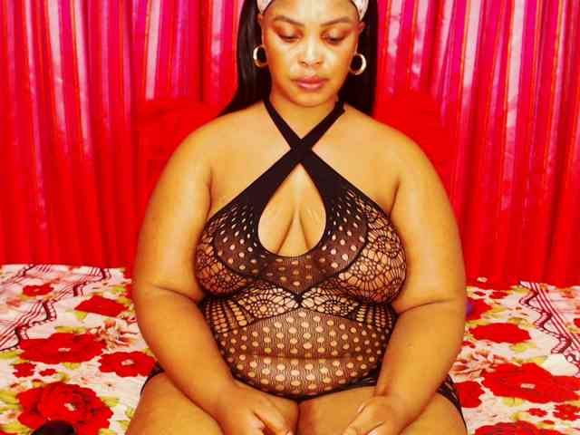 DivineBootyxxx webcam