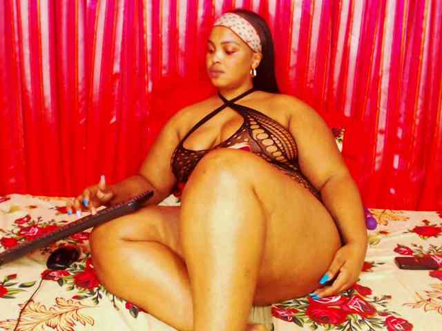 DivineBootyxxx webcam
