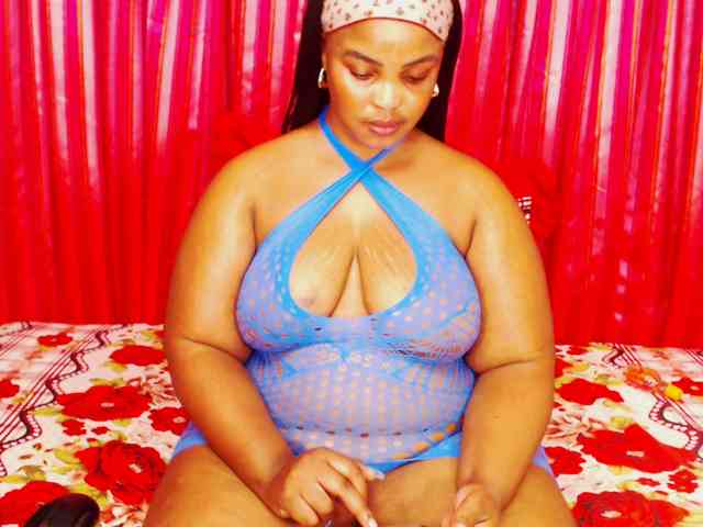 DivineBootyxxx webcam