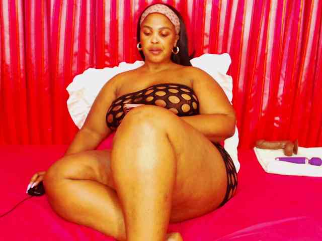 DivineBootyxxx webcam