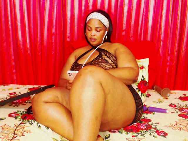 DivineBootyxxx webcam