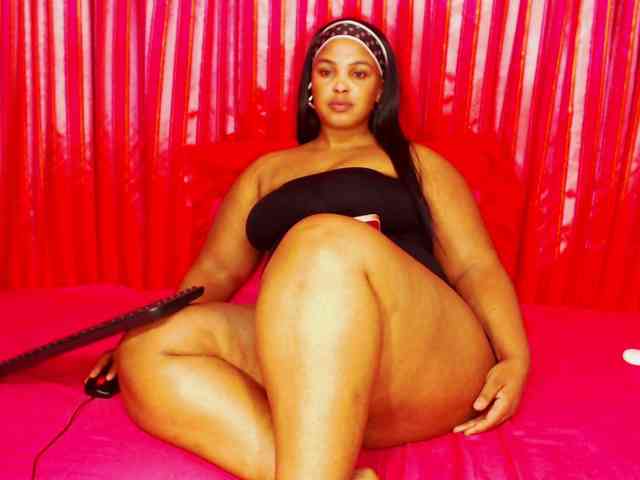 DivineBootyxxx webcam