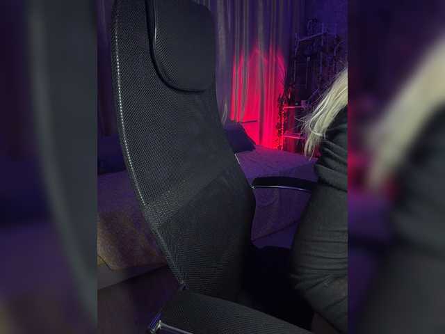 KiraBlin live webcam show