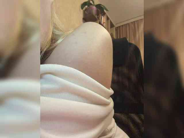 KiraBlin Live Webcam on BongaCams