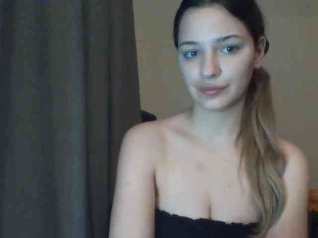 Model: EvelineTop