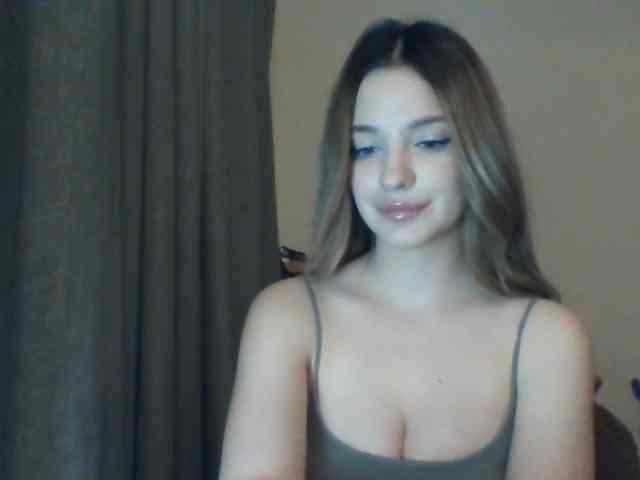 Model: EvelineTop