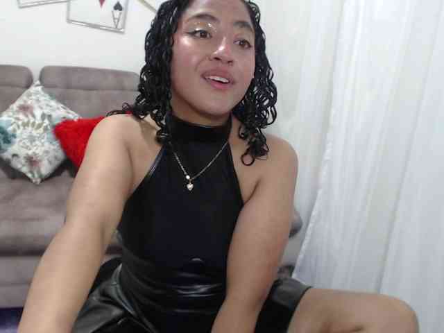 Este modelo está ao vivo agora. 23velvet