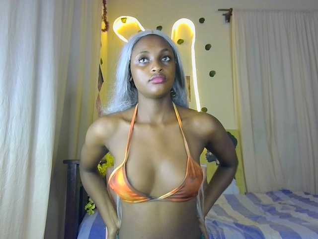 le modèle Ambrosiana est en webcam porno dans un show sur le site bongacams, il possède les tags suivants: Ebony,Blonde,Trimmed