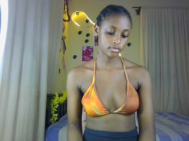 le modèle Ambrosiana est en webcam porno dans un show sur le site bongacams, il possède les tags suivants: Ebony,Blonde,Trimmed