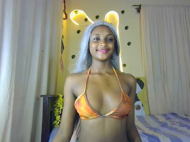 le modèle Ambrosiana est en webcam porno dans un show sur le site bongacams, il possède les tags suivants: Ebony,Blonde,Trimmed