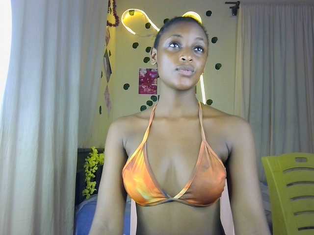 le modèle Ambrosiana est en webcam porno dans un show sur le site bongacams, il possède les tags suivants: Ebony,Blonde,Trimmed