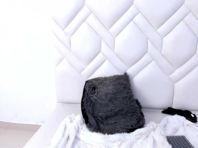 Amelia02 live cam on BongaCams