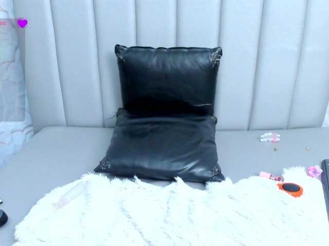 Amelia02 live cam on BongaCams