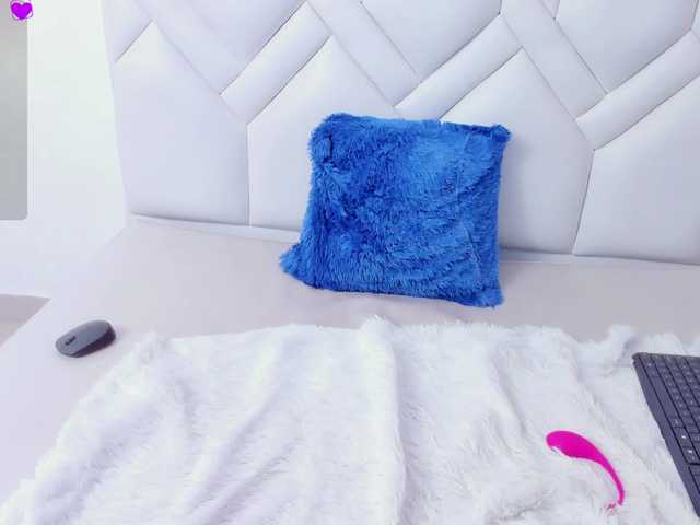Amelia02 live cam on BongaCams