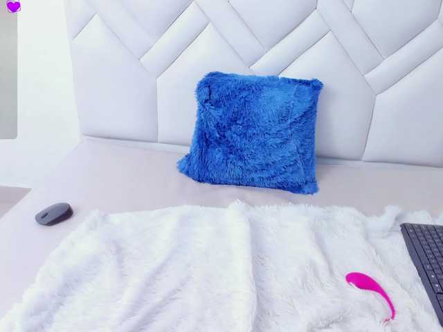 Amelia02 live cam on BongaCams