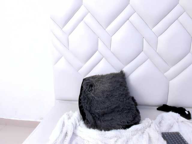 Amelia02 live cam on BongaCams