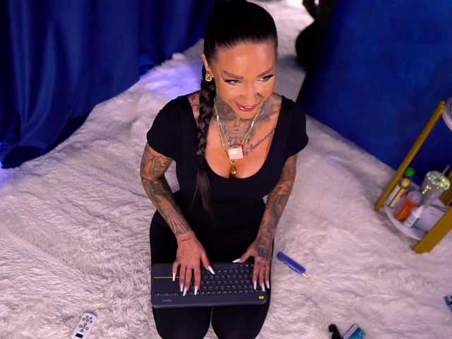 Sex chat gratuit in direct cu ScarletNoir pe BongaCams