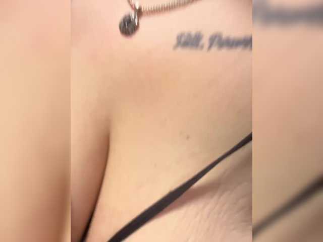 RobinLili's BongaCams show and profile