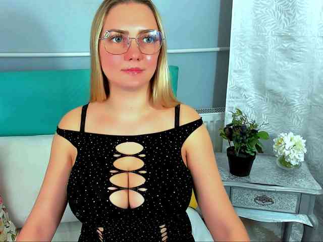 EliseBlondeX webcam