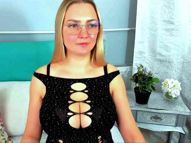EliseBlondeX webcam