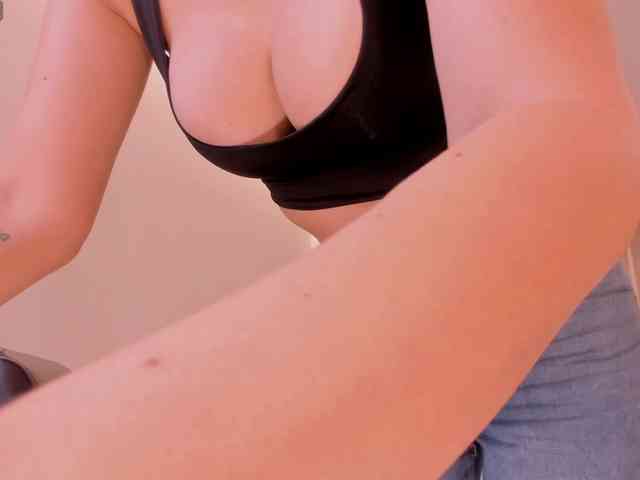 BellaThompson webcam