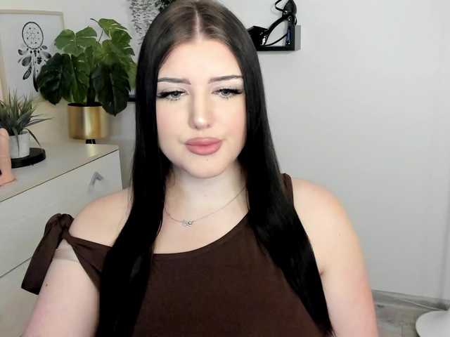 Miabrunette22 webcam